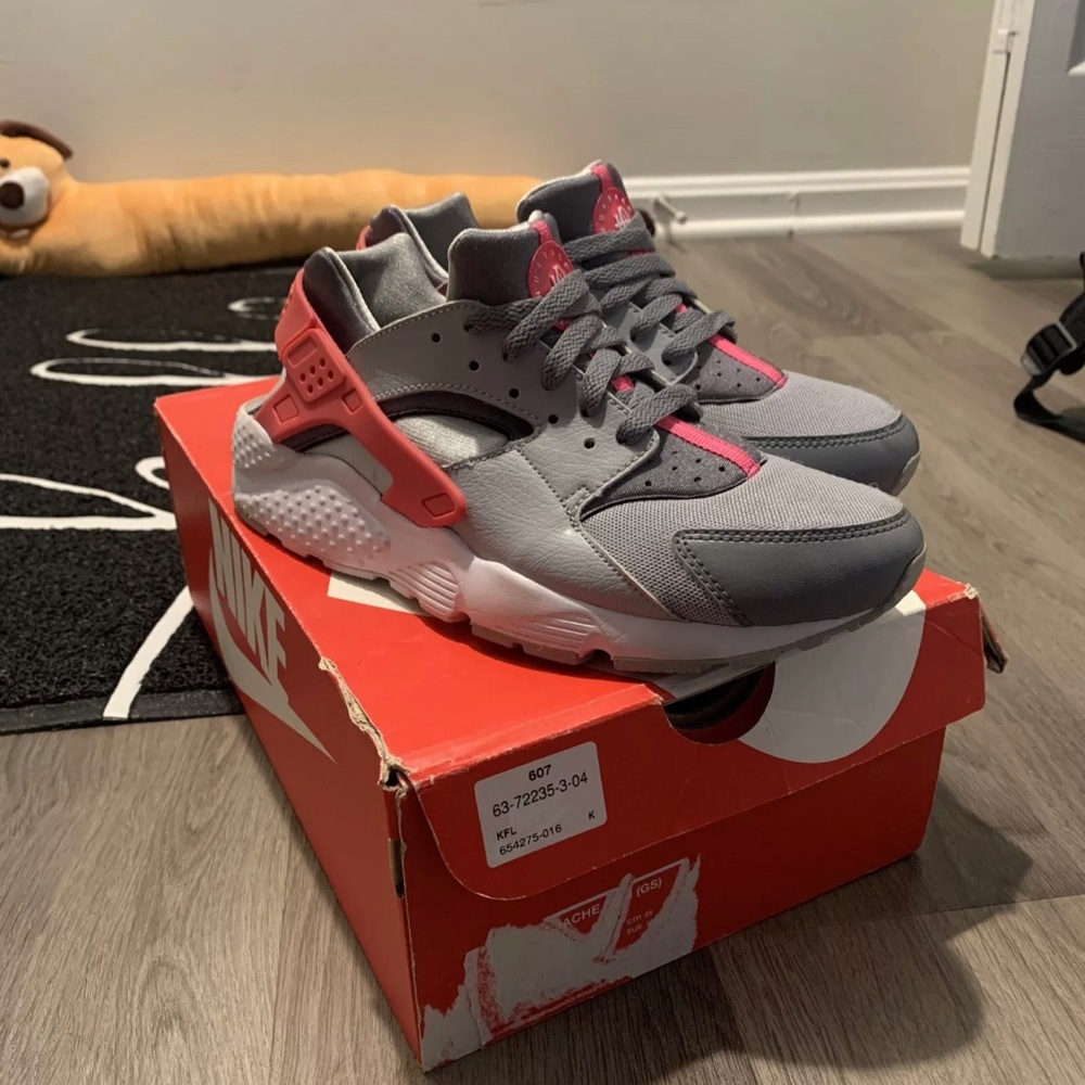 Nike Huarache Run Athletic Shoes Grey / Hot Pink / White - Size 7Y = Women's 8.5